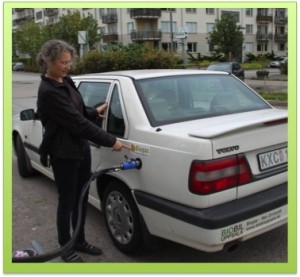 Guest professor Doreen Stabinsky filling re-built car with gas. Photo: Isak Stoddard