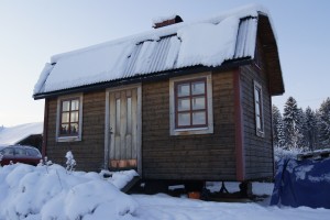 A Tiny Home on wheels, 17 square meters of living space, tin rood, organically insulated. Cost 80 000 kronor / 8 000 Euro. Photo: Agata Mazgaj