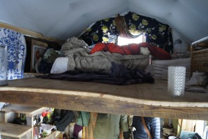 A mezzanini sleeping loft provides more living space when living on 15 square meters. Photo: Agata Mazgaj 