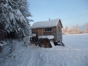 A Tiny Home on wheels, 7 square meters of living space. All but the inner paneling was built with recycled material. Cost 10 000 Kronor / 1 000 Euro. Photo: AnnVixen